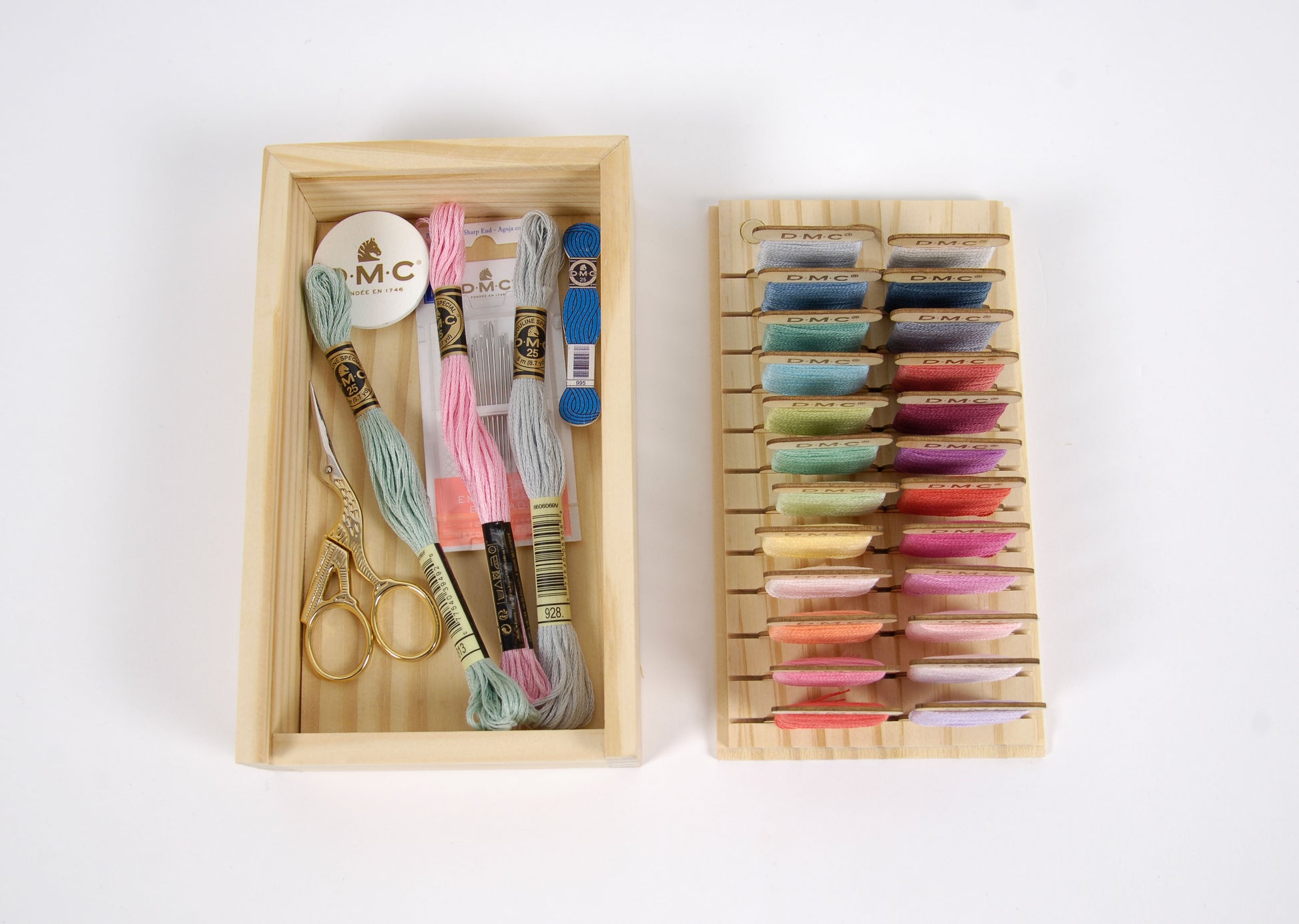 Caja organizadora de madera DMC Eco Vita para 24 bobinas de hilo con tarjetas incluidas, sistema deslizante y posa agujas magnético FSC.