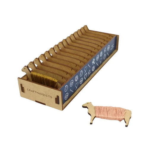 Caja organizadora de hilos de madera Rosas Crafts con 15 bobinas en forma de oveja para bordado y punto de cruz.