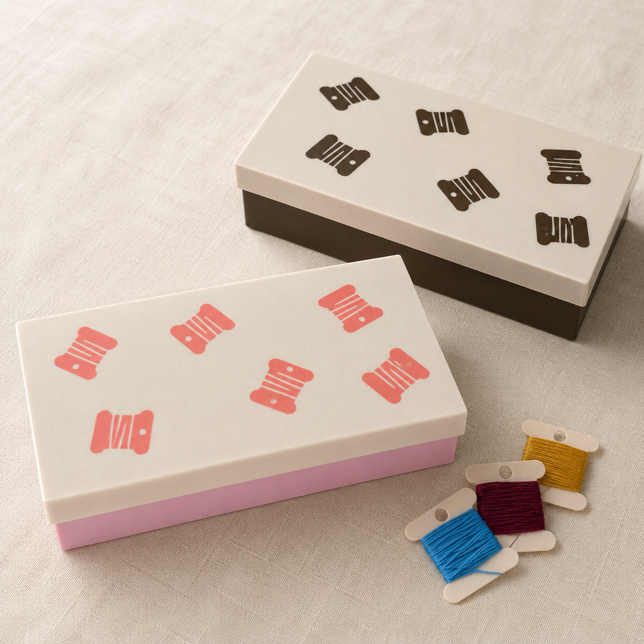 Cajas organizadoras de hilos de bordado en rosa y beige y marrón y beige