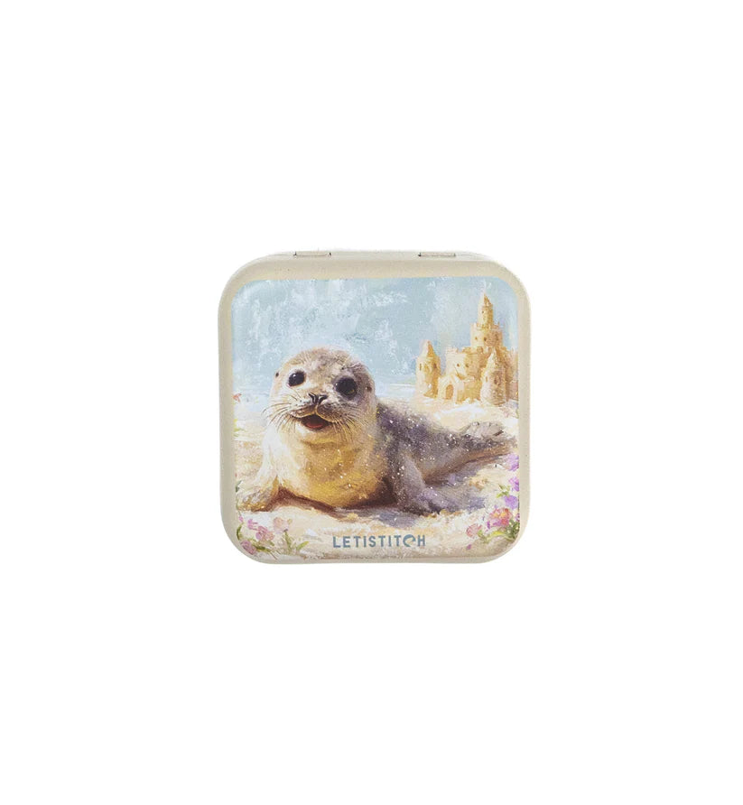 Caja magnética para agujas Letistitch Beach Day Bliss con foca sonriente en la playa junto a castillo de arena.