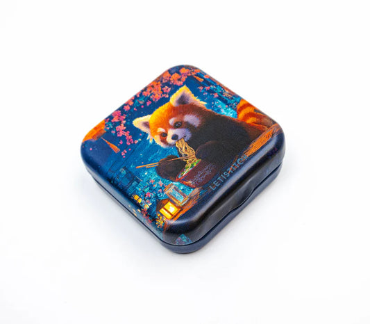 Caja magnética para agujas Letistitch Midnight Feast con panda rojo comiendo ramen en escena nocturna con farolillos y flores.