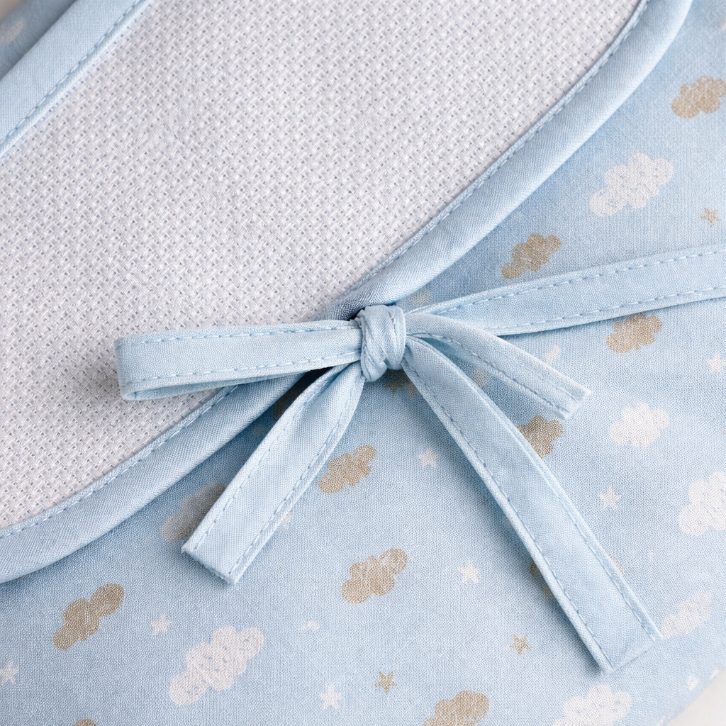 Detalle de cambiador plegable para bordar BM Ricami color azul con tela Aida 14 ct para personalizar en punto de cruz.