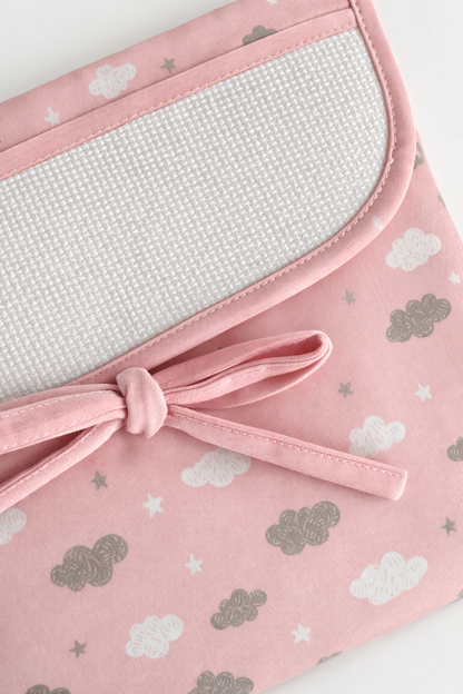 Detalle de cambiador plegable para bordar BM Ricami color rosa con tela Aida 14 ct para personalizar en punto de cruz.