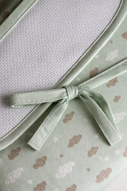 Detalle de cambiador plegable para bordar BM Ricami color verde con tela Aida 14 ct para personalizar en punto de cruz.