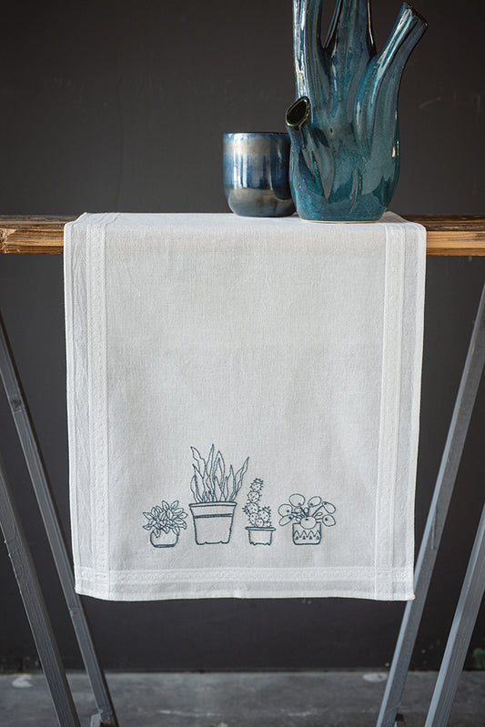 Kit de camino de mesa bordado de Vervaco con diseño moderno de macetas con plantas. Incluye tela premarcada con dobladillo, hilos DMC y patrón detallado