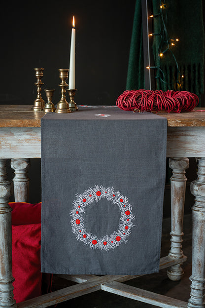 Kit de camino de mesa bordado de Vervaco con diseño moderno navideño. Incluye tela premarcada con dobladillo, hilos DMC y patrón detallado
