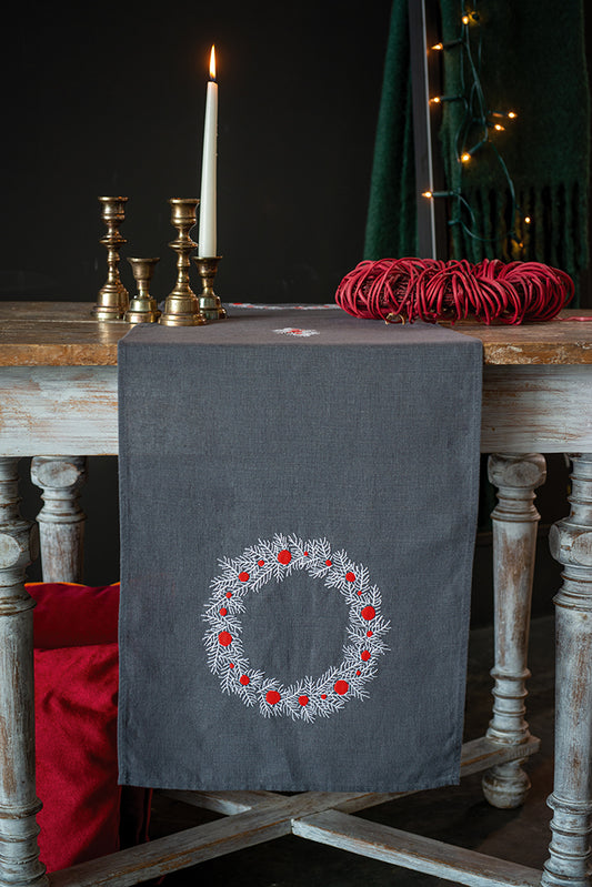 Kit de camino de mesa bordado de Vervaco con diseño moderno navideño. Incluye tela premarcada con dobladillo, hilos DMC y patrón detallado