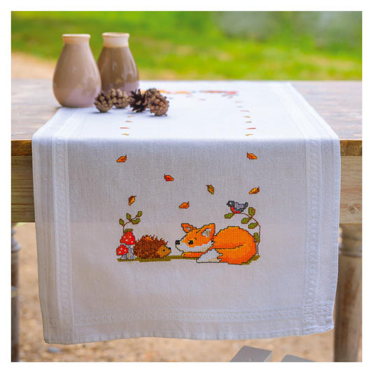Camino de mesa en punto de cruz Vervaco Animales del Bosque Otoñal con animales del bosque y hojas otoñales bordadas.