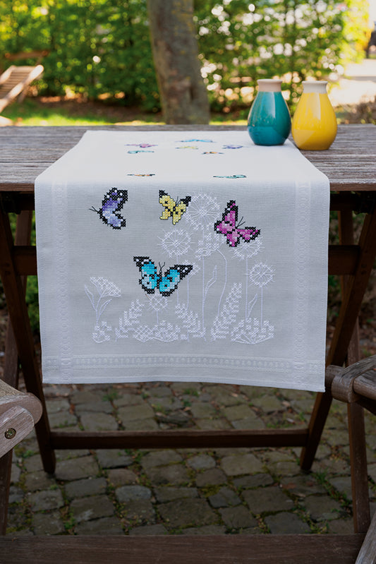 Camino de mesa en punto de cruz con diseño de mariposas coloridas de Vervaco
