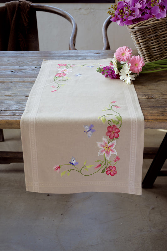 Camino de mesa en punto de cruz con diseño de flores rosas con mariposas