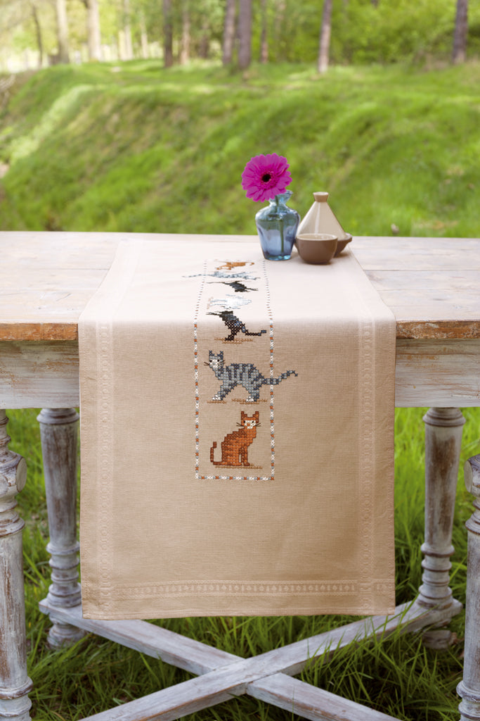 Camino de mesa en punto de cruz con diseño de gatos de colores de Vervaco