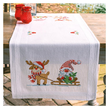 Camino de mesa en punto de cruz Vervaco Gnomo y Reno con diseño navideño bordado sobre tela de algodón.