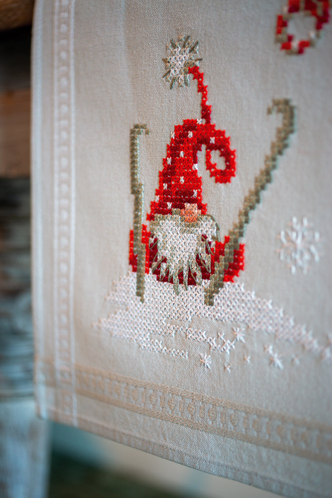 Camino de Mesa en Punto de Cruz "Gnomos Esquiando" - Vervaco