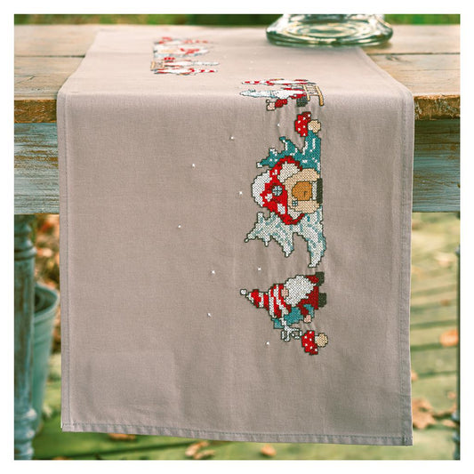 Camino de mesa en punto de cruz Vervaco Gnomos con diseño navideño bordado y tela de algodón preacabada.