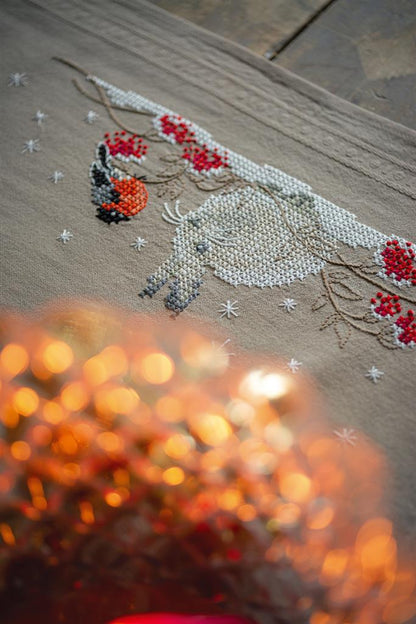 Camino de Mesa en Punto de Cruz "Liebre de nieve y Jilguero" - Vervaco