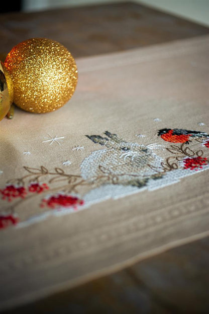 Camino de Mesa en Punto de Cruz "Liebre de nieve y Jilguero" - Vervaco