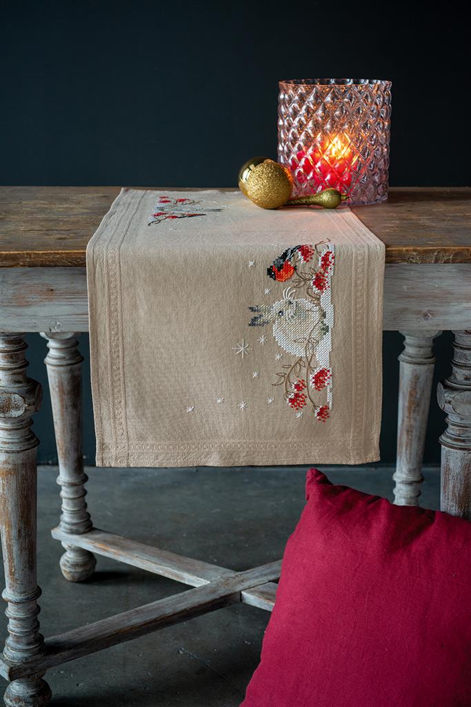 Camino de mesa en punto de cruz Vervaco Liebre de Nieve y Jilguero bordado sobre tela de algodón con escena invernal.