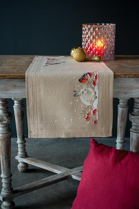 Camino de mesa en punto de cruz Vervaco Liebre de Nieve y Jilguero bordado sobre tela de algodón con escena invernal.