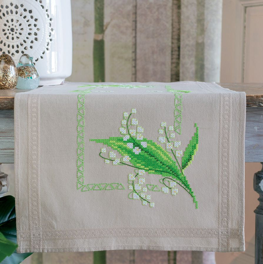 Camino de mesa en punto de cruz con diseño de lirios blancos de Vervaco