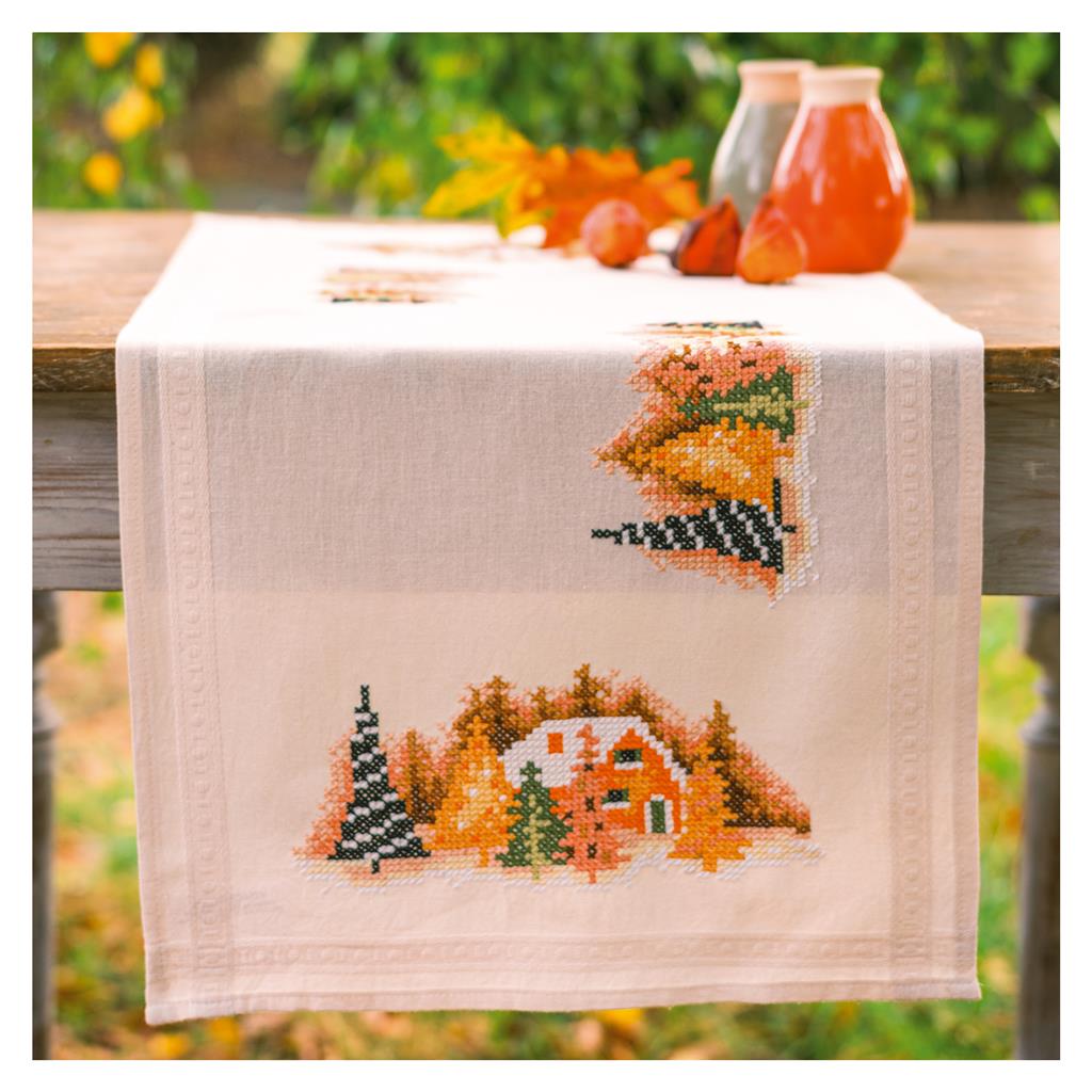 Camino de mesa en punto de cruz Vervaco Pueblo Invernal con paisaje bordado sobre tela de algodón preacabada.