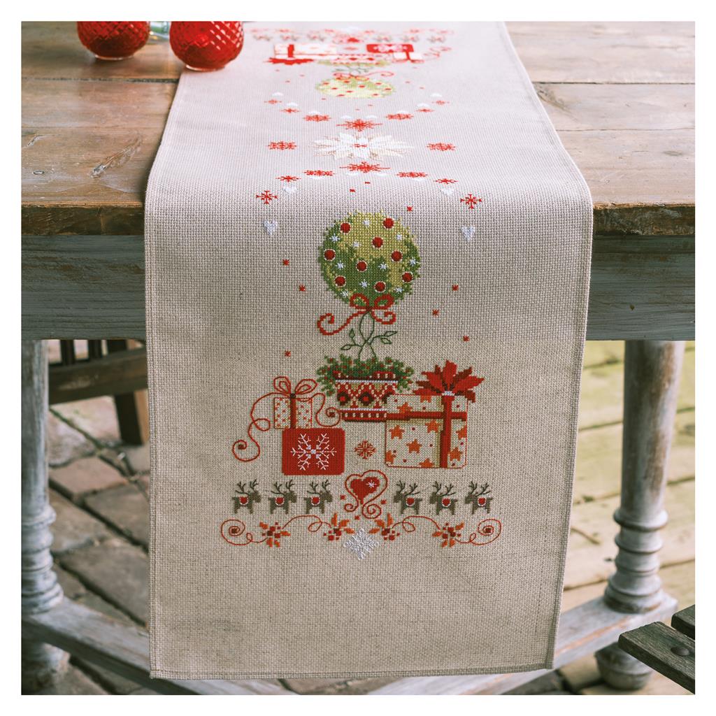 Camino de mesa en punto de cruz Vervaco Regalos bajo el árbol con motivos navideños y regalos bordados sobre tela Aida.