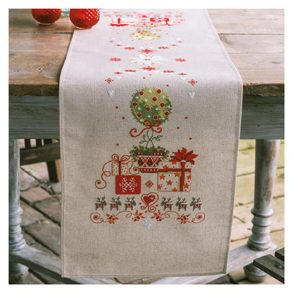 Camino de mesa en punto de cruz Vervaco Regalos bajo el árbol con motivos navideños y regalos bordados sobre tela Aida.