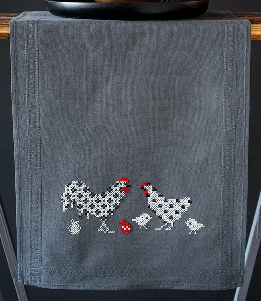 Camino de mesa punto de cruz gallos y gallinas en blanco rojo y negro sobre tela gris colgado – Vervaco