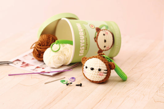 Kit Easygurumi Osito Graine Créative para crear un llavero amigurumi de crochet fácil con anilla espiral para llaves o mochila. Ideal para principiantes.