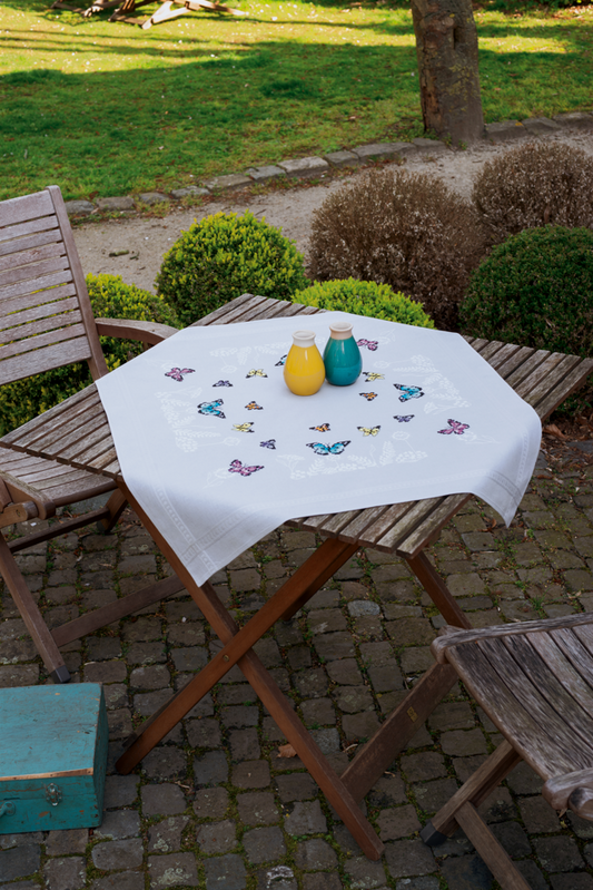 Centro de mesa en punto de cruz con diseño de mariposas coloridas de Vervaco