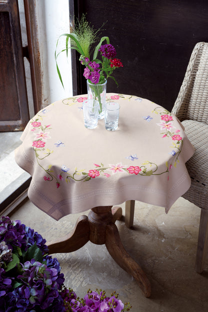 Centro de mesa en punto de cruz con tela premarcada con diseño de flores rosas con mariposas de Vervaco