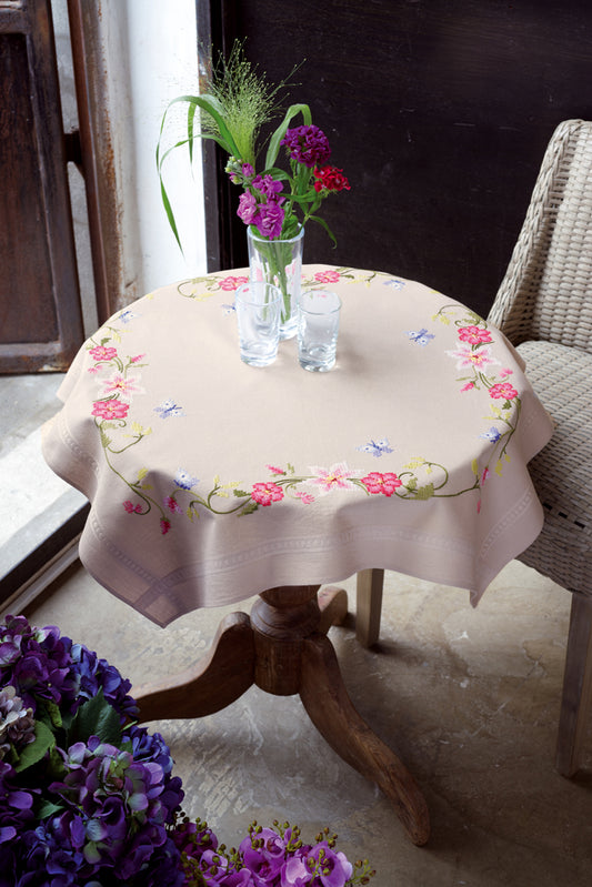 Centro de mesa en punto de cruz con tela premarcada con diseño de flores rosas con mariposas de Vervaco