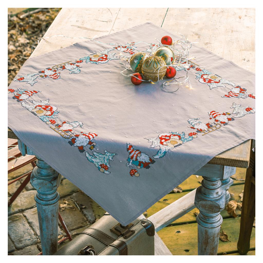 Centro de mesa en punto de cruz Vervaco Gnomos con diseño decorativo bordado sobre tela de algodón preacabada.