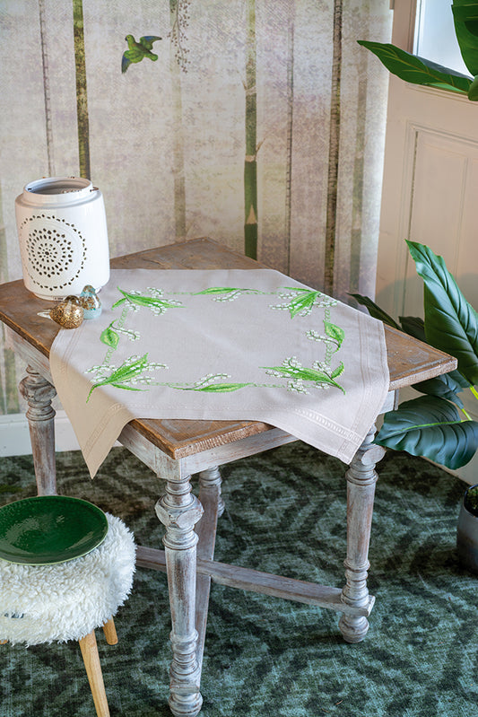 Centro de mesa en punto de cruz elegante con diseño de lirios blancos de Vervaco