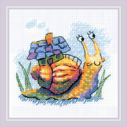 Kit de punto de cruz Riolis Cracolito, diseño infantil de un caracol, incluye tela Aida, hilos de algodón y aguja, ideal como primer proyecto para niños.