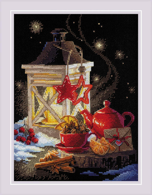 Kit de punto de cruz Riolis Hora del Té de Invierno, diseño invernal con tetera y taza roja sobre tronco, iluminado por farolillo con detalles de naranja y canela, incluye tela Aida, hilos y aguja.