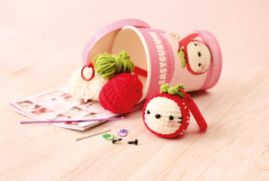 Kit Easygurumi Fresa Graine Créative para crear un llavero amigurumi de crochet fácil con anilla espiral para llaves o mochila. Ideal para principiantes.