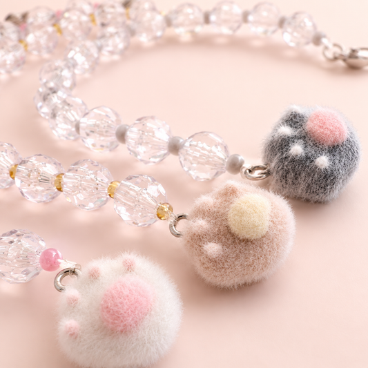 Buscatijeras con abalorios transparentes y charms de huella de gato en colores pastel para tijeras de bordado, costura y punto de cruz.