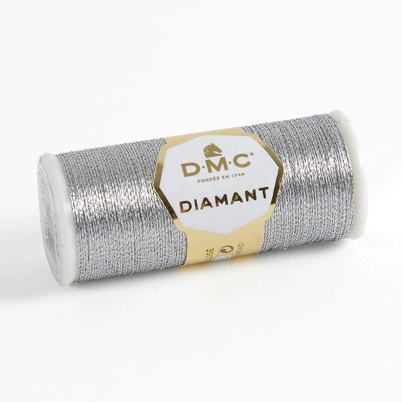 Hilo metalizado DMC Diamant D415 plata clara en bobina de 33 metros para bordado elegante