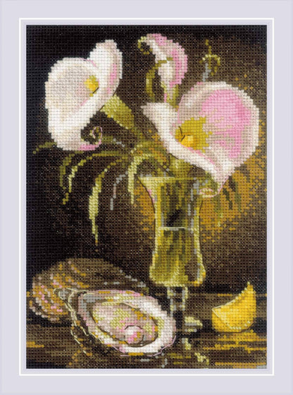 Kit de punto de cruz Riolis Calas y Ostras, diseño elegante de jarrón con calas blancas y ostras, incluye tela Aida, hilos de algodón y aguja para bordado.