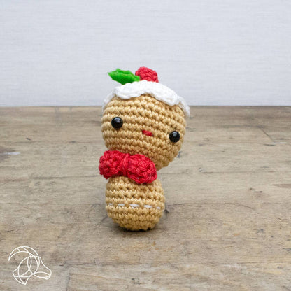 Mini Gingerbread Man tejido en ganchillo de 9 cm, ideal para decoraciones navideñas.