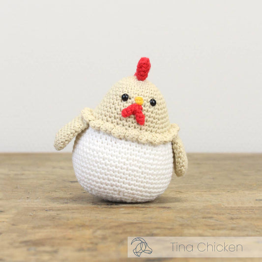 Kit de ganchillo Hardicraft Gallina Tina con amigurumi de gallina en algodón orgánico, ideal como decoración o regalo hecho a mano.