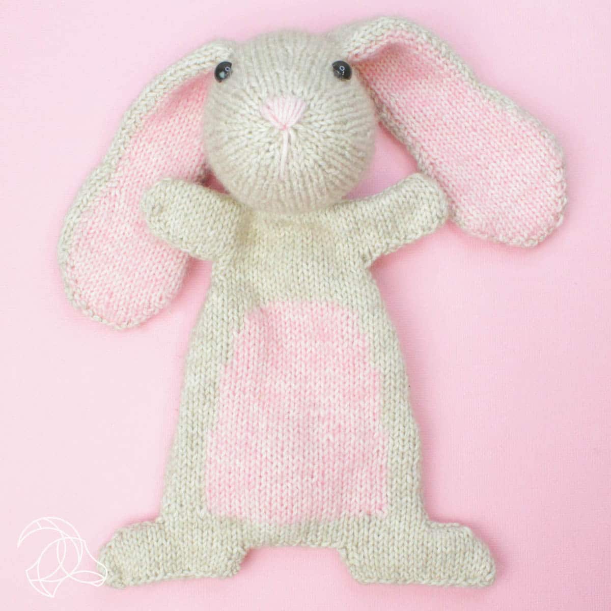 Kit de tricot Hardicraft Doutze Bunny con peluche tejido de cuerpo plano en tonos beige y rosa, ideal para bebé o niño pequeño.