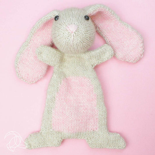 Kit de tricot Hardicraft Doutze Bunny con peluche tejido de cuerpo plano en tonos beige y rosa, ideal para bebé o niño pequeño.
