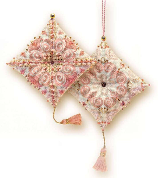 Kit de Punto de Cruz RIOLIS Zigouigoui Delight para bordar adorno o acerico floral vintage en tonos rosados con tela Aida 14 ct e hilos de algodón.