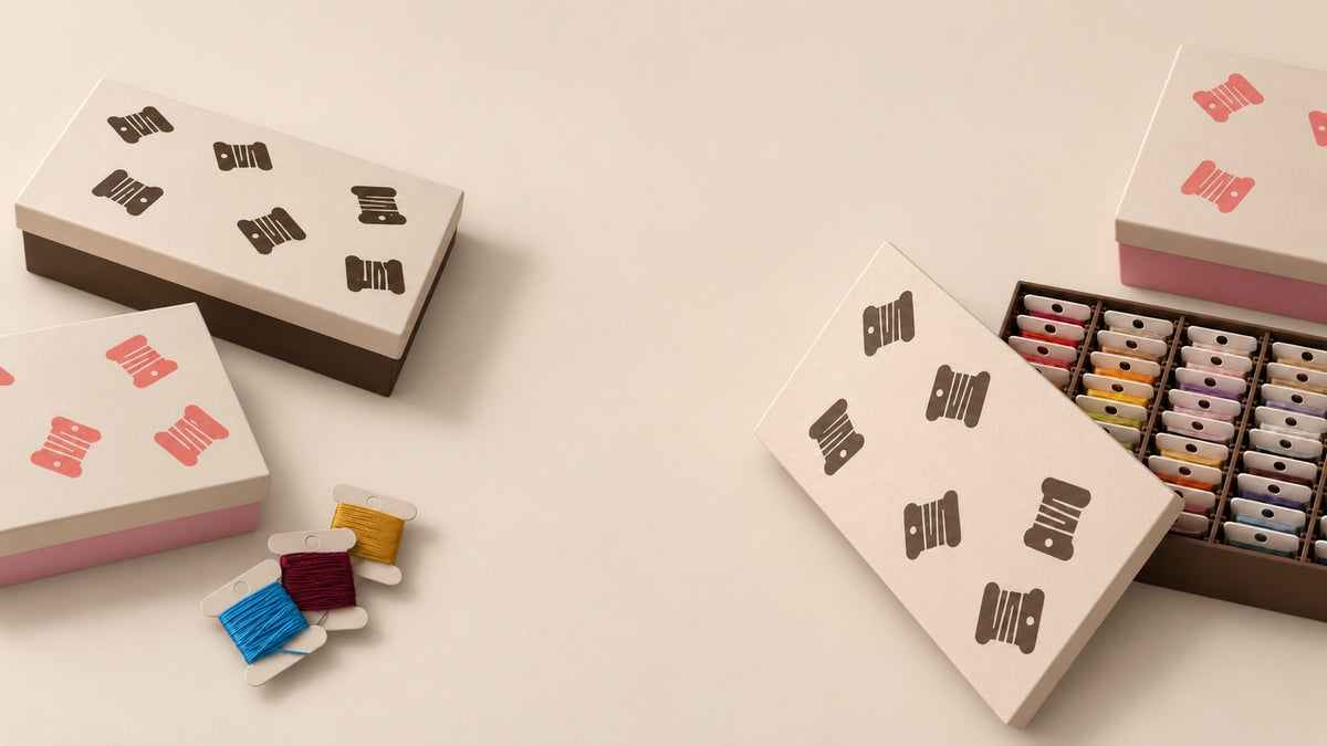 Cajas organizadoras de hilos de bordar exclusivas de ElMundoEnCruz en color rosa/beige y marrón/beige