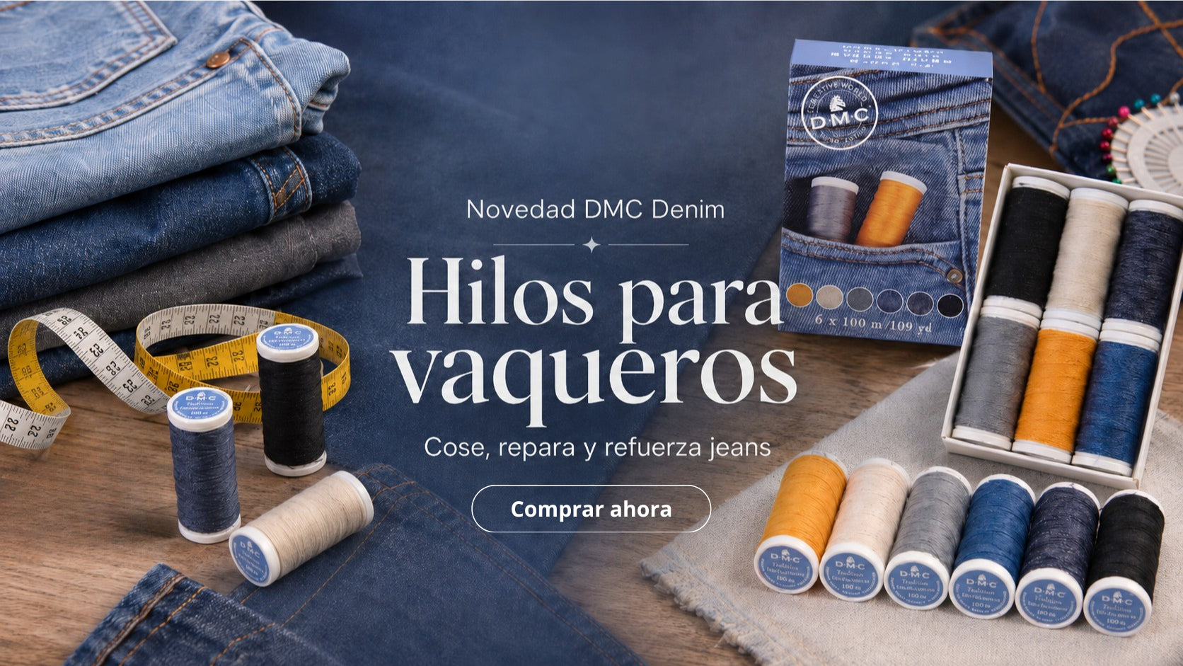 Hilos DMC Denim para coser, reparar y reforzar vaqueros, con bobinas de colores para jeans sobre una mesa de costura