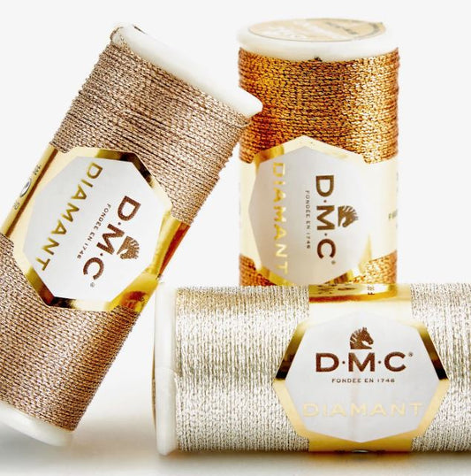 Hilo metalizado DMC Diamant en surtido de colores sobre bobinas de 33 metros para bordado y manualidades