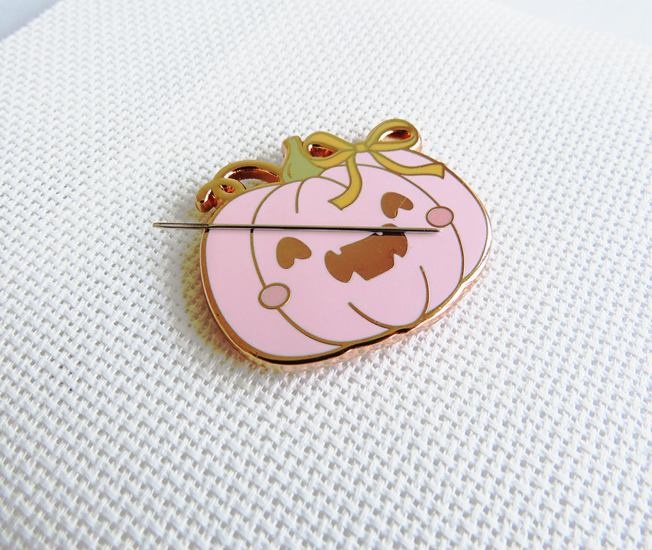 Imán para agujas de Letsititch con diseño de calabaza rosa sonriente con efecto de oro rosa