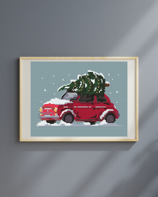 Patrón de punto de cruz de un Fiat 500 de color rojo bajo la nieve con un árbol de navidad en el techo