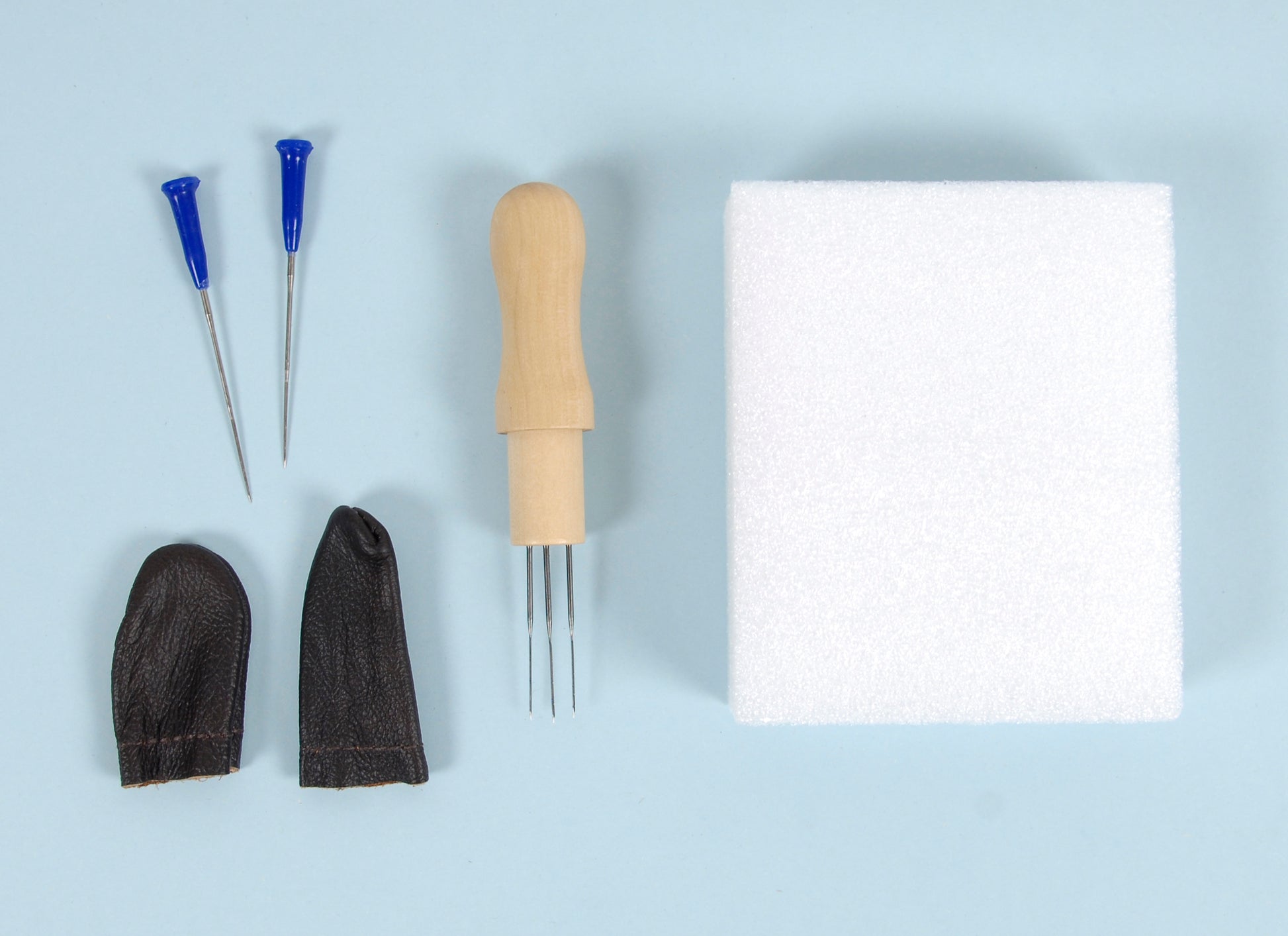 Kit de accesorios de fieltro de DMC con agujas, protectores de cuero, base de espuma y mango de madera FSC, ideal para proyectos de manualidades y needle felting.